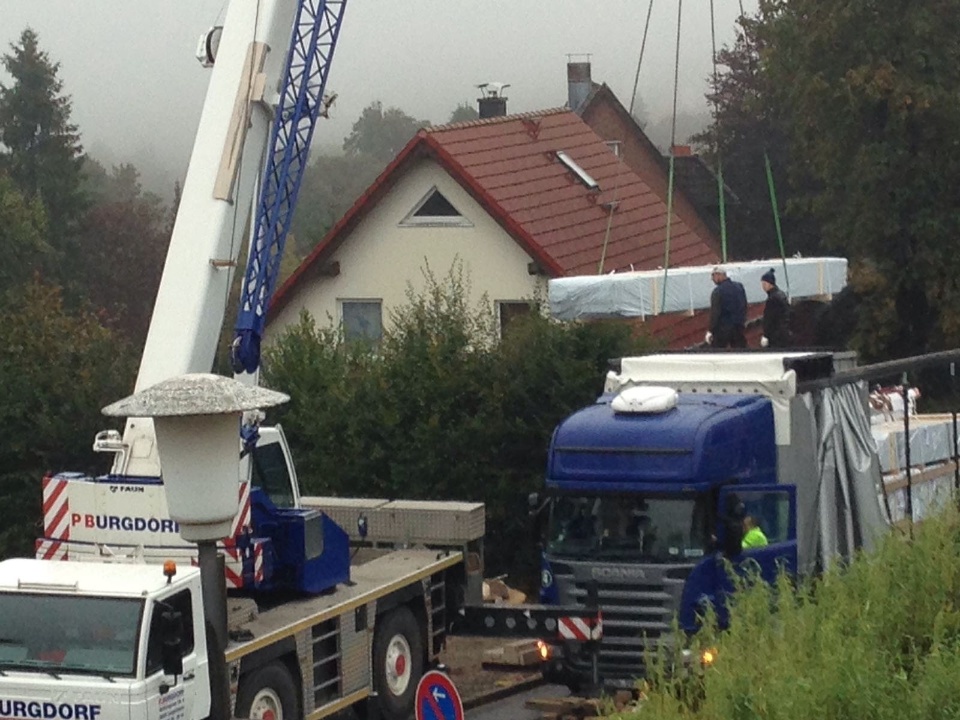 Anlieferung der Holzteile für Wände und Innenwände