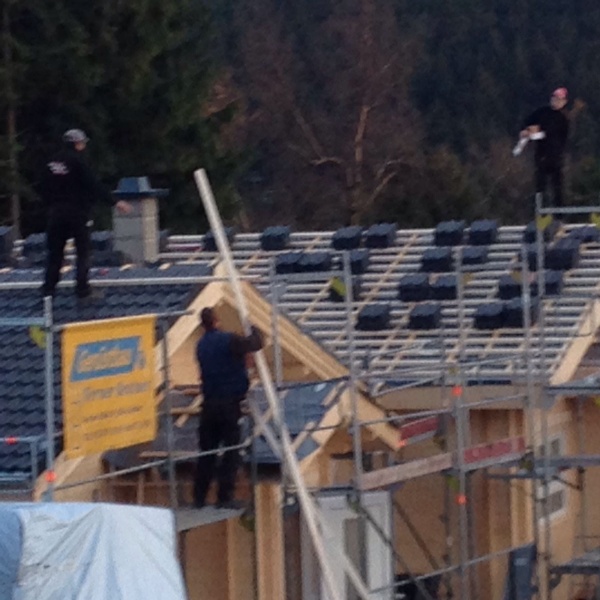 Das erste Dach wird gedeckt - Ferien Blockhäuser Hahnenklee