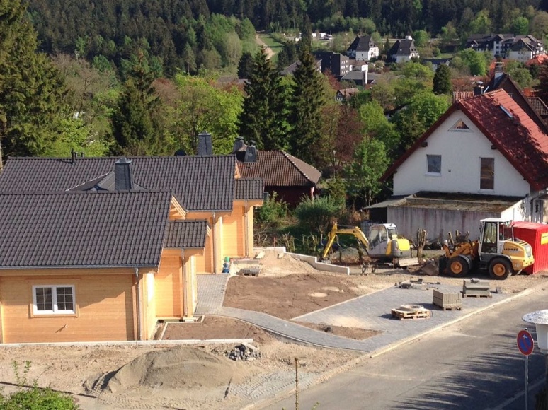 Ferien-Blockhäuser mit Parkplätzen auf dem Grundstück